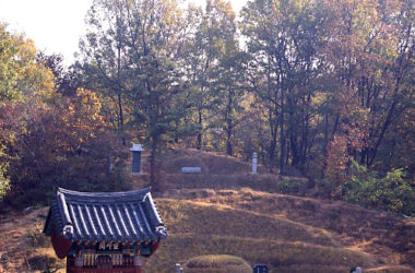 Lee Yuntak Monument Hangul